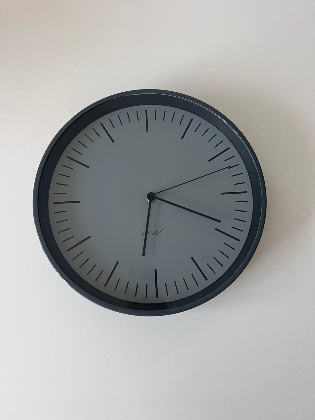 Zuiver design wandklok grijs, Ophalen of Verzenden, Zo goed als nieuw, Wandklok