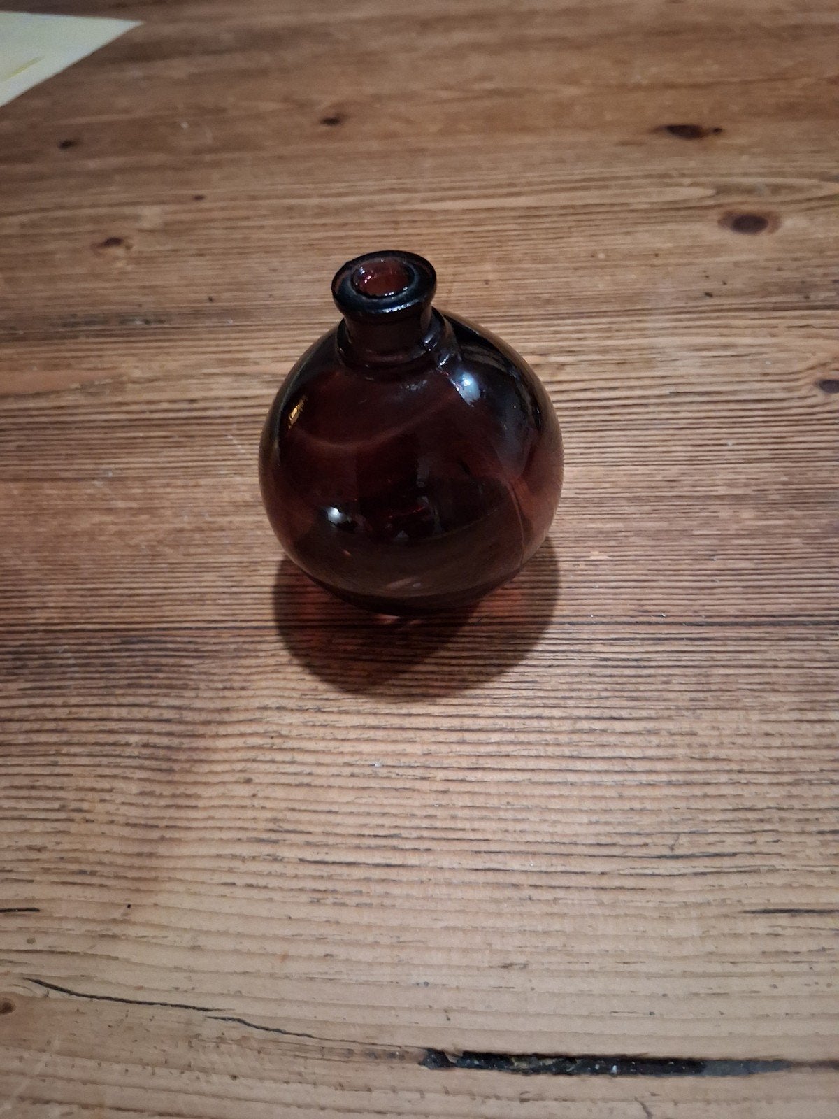 Antieke amberkleurige glazen fles - klein en rond, Ophalen of Verzenden