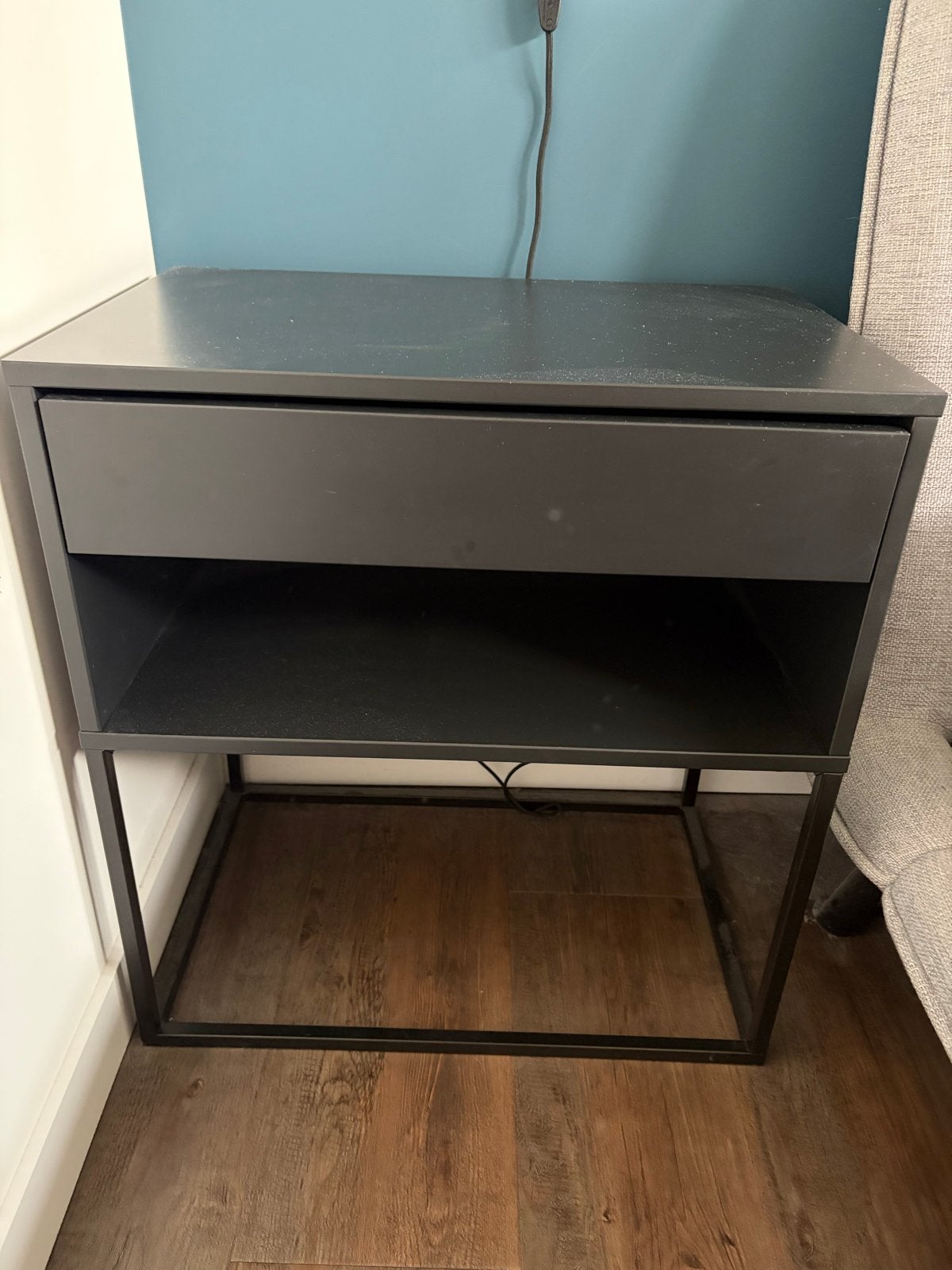 IKEA Nachtkastje Zwart met Metalen Onderstel - Goede Staat, Huis en Inrichting, Slaapkamer | Nachtkastjes, Ophalen, Metaal of Aluminium