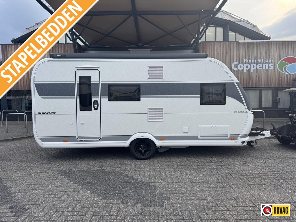 Hobby De Luxe 490 KMF 2025 MOVER + LUIFEL, Caravans en Kamperen, Caravans, Hobby, Bedrijf, Treinzit, 5 tot 6 meter