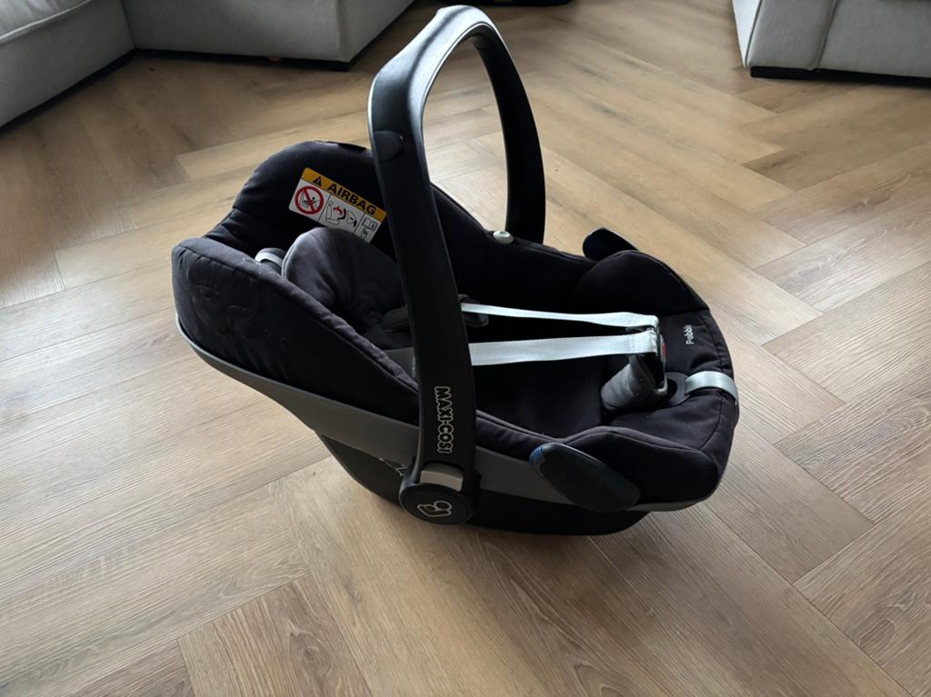 Maxi cosi Pebble met familybase, Kinderen en Baby's, Autostoeltjes, Ophalen, Autogordel of Isofix, Zo goed als nieuw, 0 t/m 13 kg