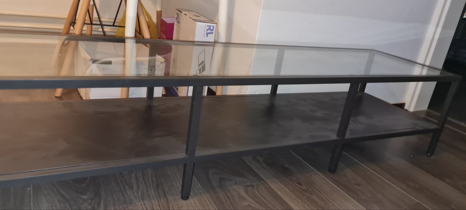 Modern TV meubel met glazen blad en metalen frame, Gebruikt, 150 tot 200 cm, Ophalen of Verzenden, Glas