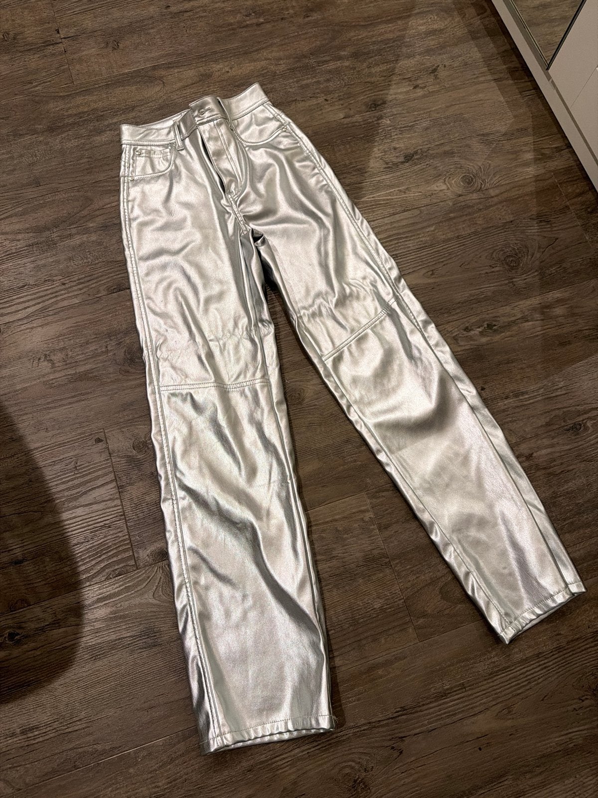 Zilveren metallic broek bershka xs, Ophalen of Verzenden, Zo goed als nieuw, Maat 34 (XS) of kleiner, Lang
