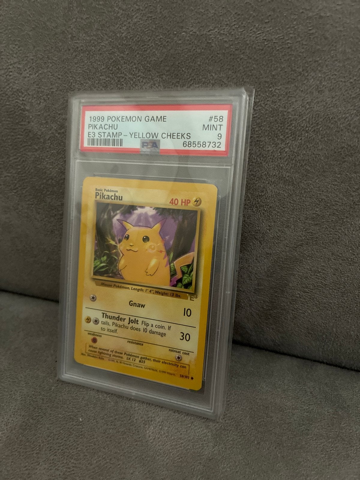 PSA 9 MINT 1999 Pokemon Pikachu E3 Stamp Yellow Cheeks, Hobby en Vrije tijd, Verzamelkaartspellen | Pokémon, Ophalen of Verzenden