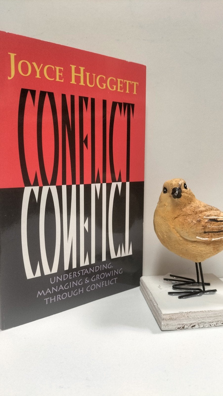 Huggett, Joyce; Conflict, Ophalen of Verzenden, Gelezen