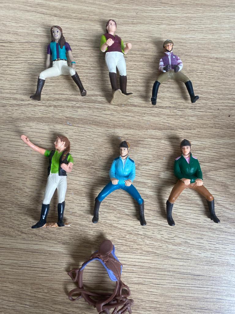 Schleich poppetjes en zadel voor paarden, Ophalen of Verzenden, Gebruikt
