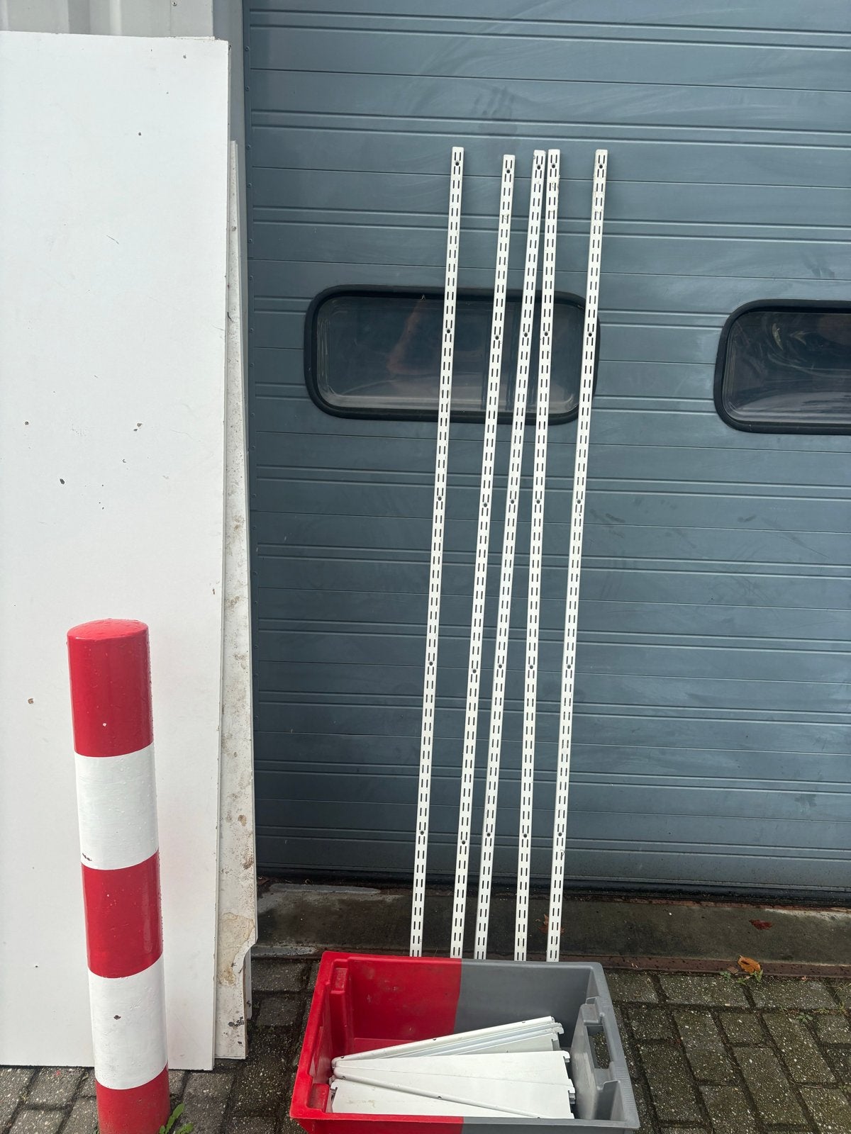Wandprofielen en plankdragers voor stellingkast, Ophalen