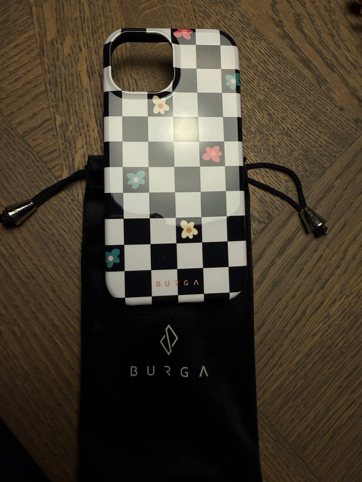 Burga telefoonhoesje iPhone 15  - Checkerboard Flowers, Telecommunicatie, Ophalen of Verzenden, Zo goed als nieuw, Hoesje of Tasje