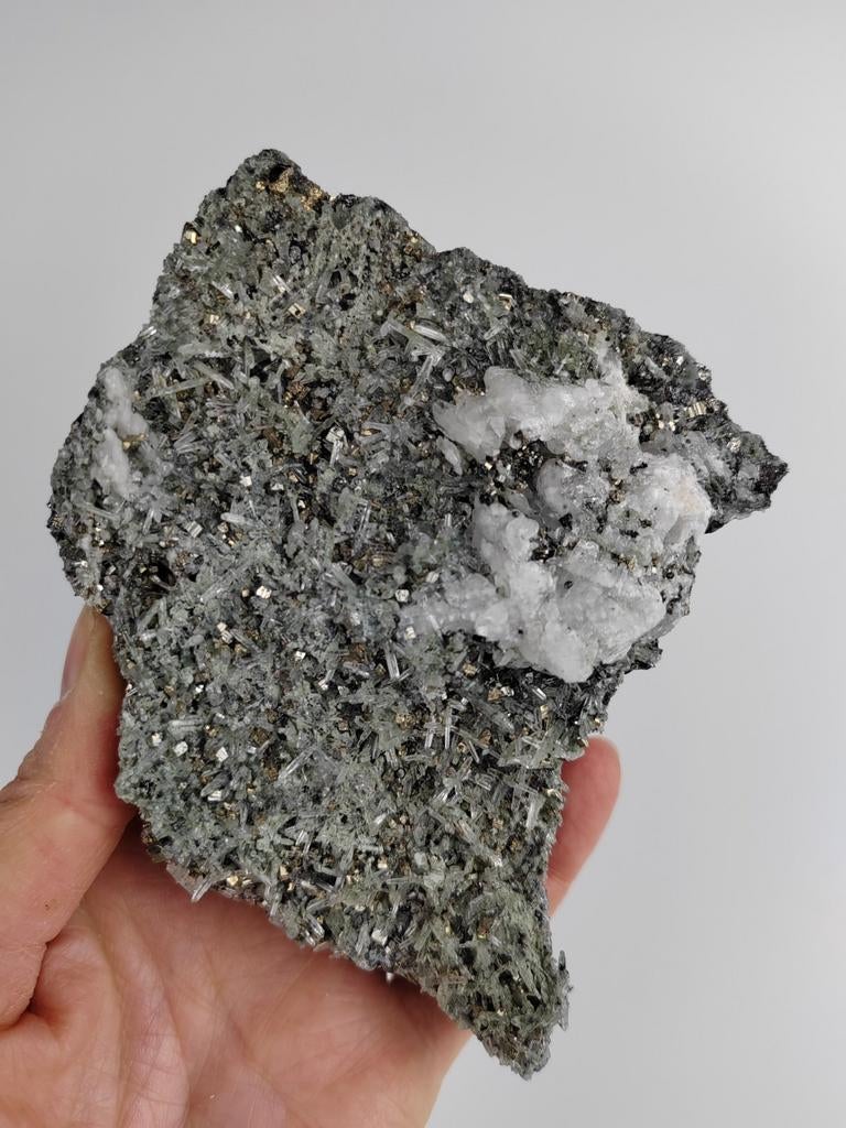 Galeniet, naaldkwarts, pyriet en calciet, Verzamelen, Mineralen en Fossielen, Mineraal, Ophalen of Verzenden
