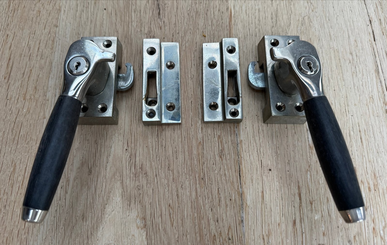 2x Raambeslag met slot - Nikkel & Ebbenhout SKG2, Ophalen of Verzenden, Gebruikt, Overige materialen, Slot