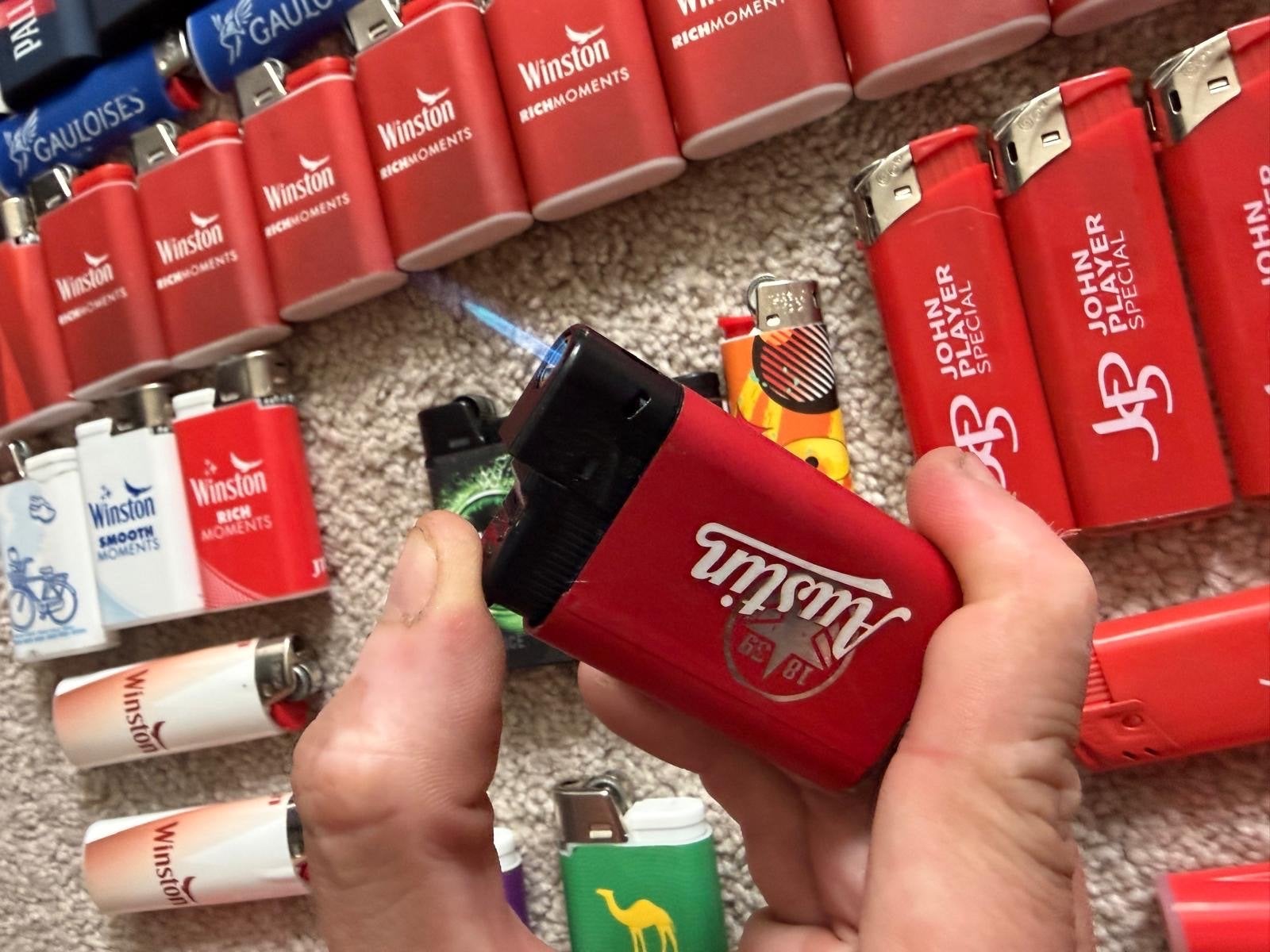 Grote collectie aanstekers van bekende tabaks merken, Verzamelen, Rookartikelen, Aanstekers en Luciferdoosjes, Nieuw, Aansteker
