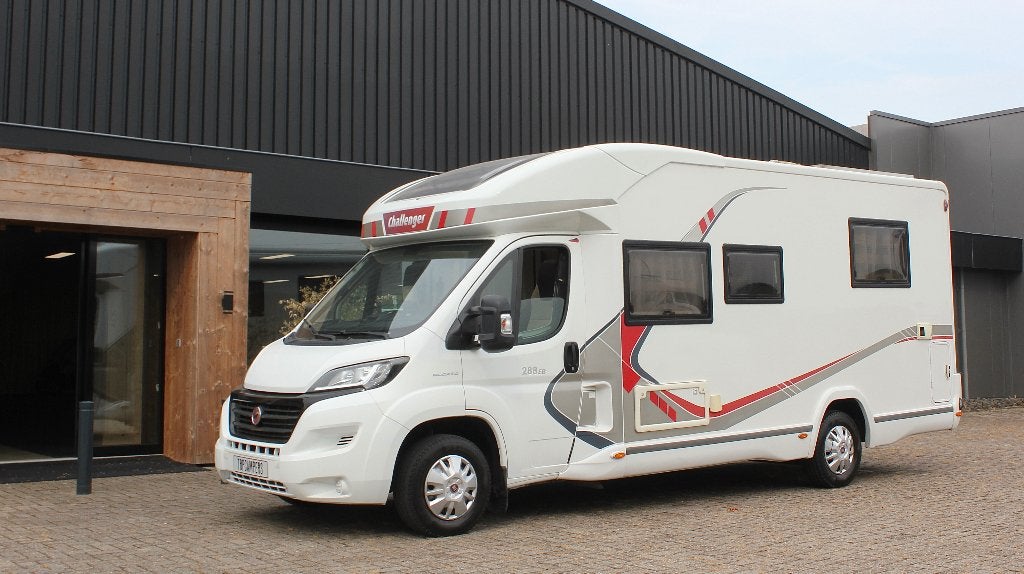 Challenger Genesis 288EB (Queensbed + Hefbed, Als nieuw!!!), Caravans en Kamperen, Ringverwarming, Fiat, 6 tot 7 meter, Bedrijf