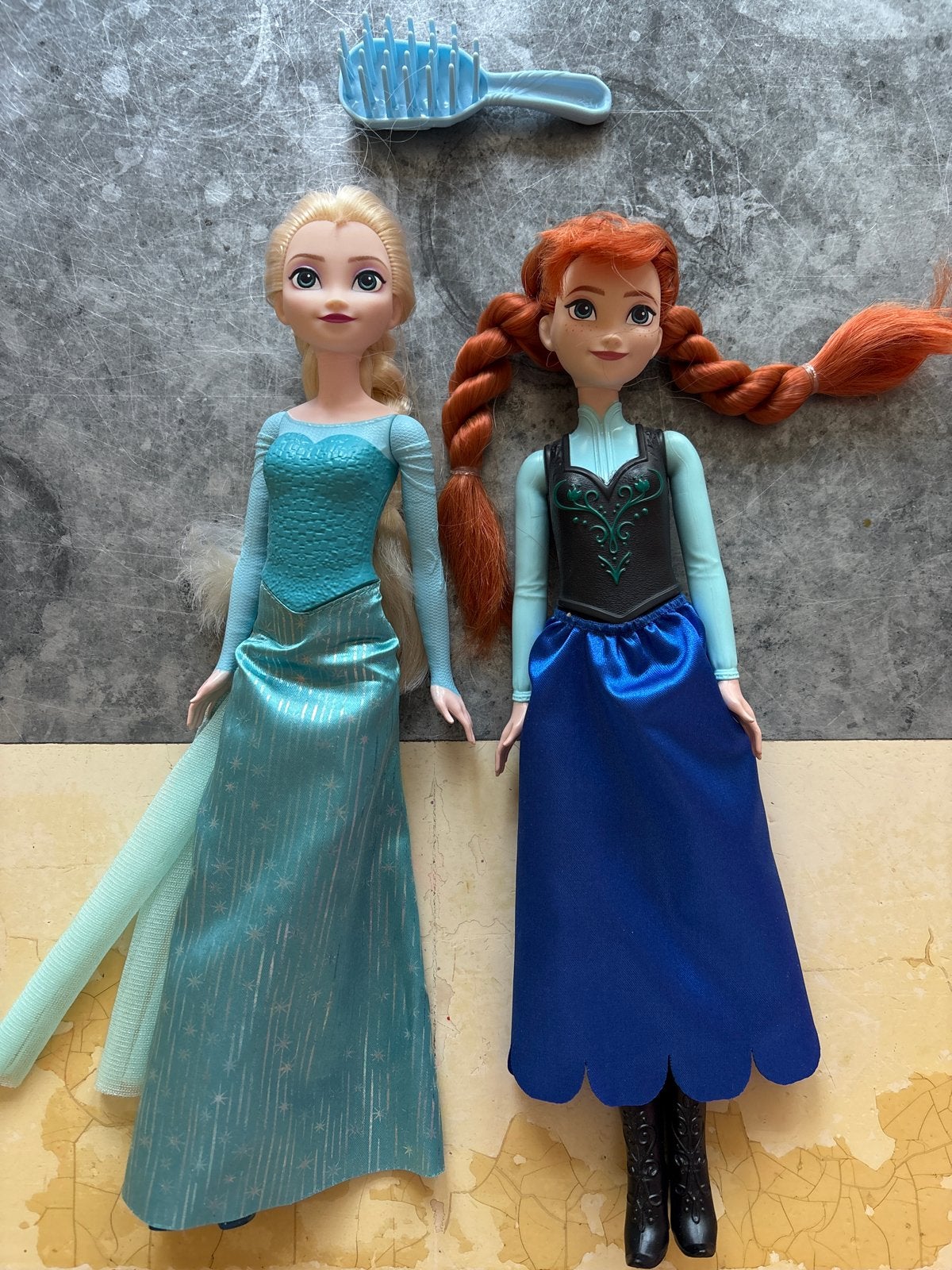 Disney Frozen Elsa en Anna poppen met borstel, Ophalen of Verzenden, Gebruikt, Overige typen