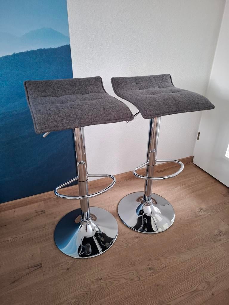 Twee grijze barkrukken met chrome voet, Ophalen, Gebruikt, 60 tot 90 cm, 2 krukken