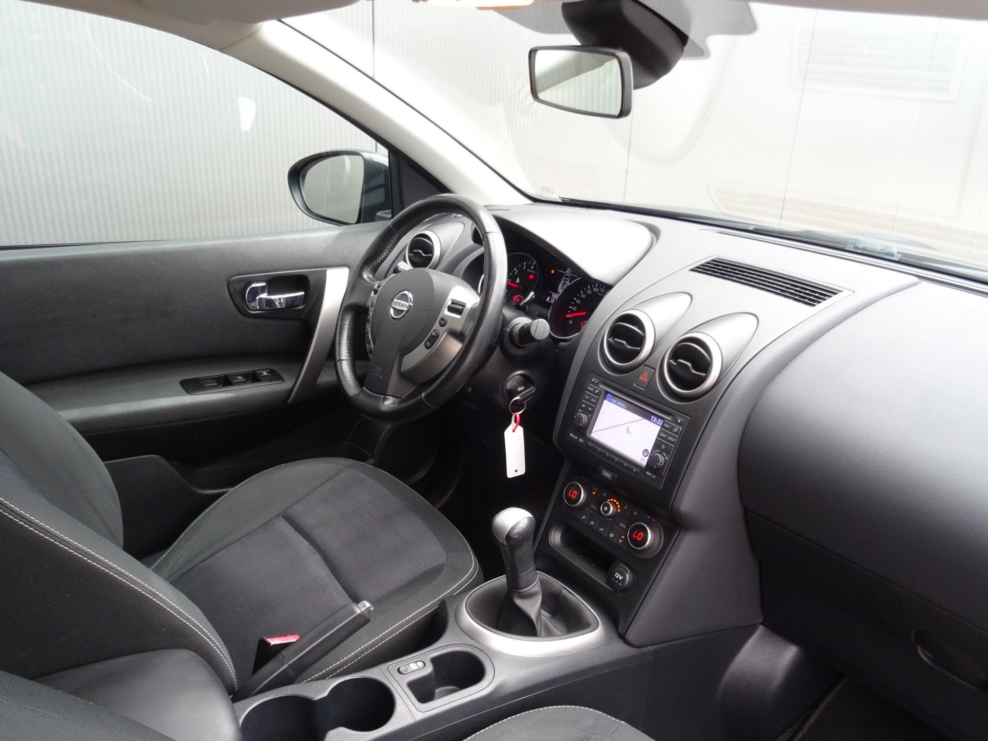 Nissan QASHQAI 1.6 360 * PANORAMADAK * 4 SEIZOENSBANDEN !, Auto's, Voorwielaandrijving, Euro 5, Stof, Zwart