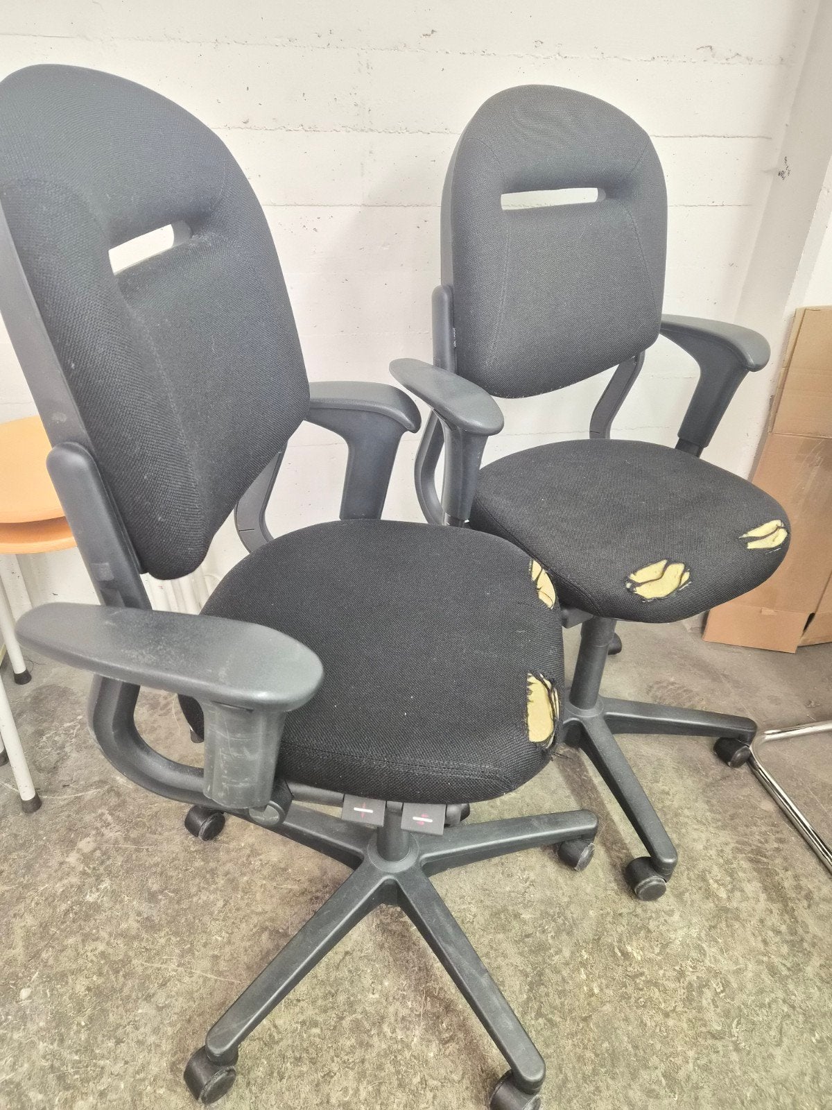 B1.  2 stuks Bureaustoelen met lichte stofschade, Ophalen, Gebruikt, Zwart, Bureaustoel