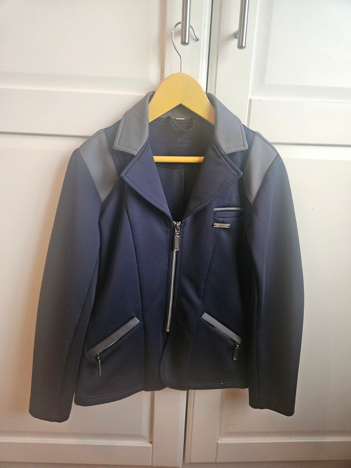 Paardrij wedstrijdjasje QHP mt 128-134, Dieren en Toebehoren, Paardrijkleding, Blauw, Kinderen, Dressuur, Ophalen of Verzenden