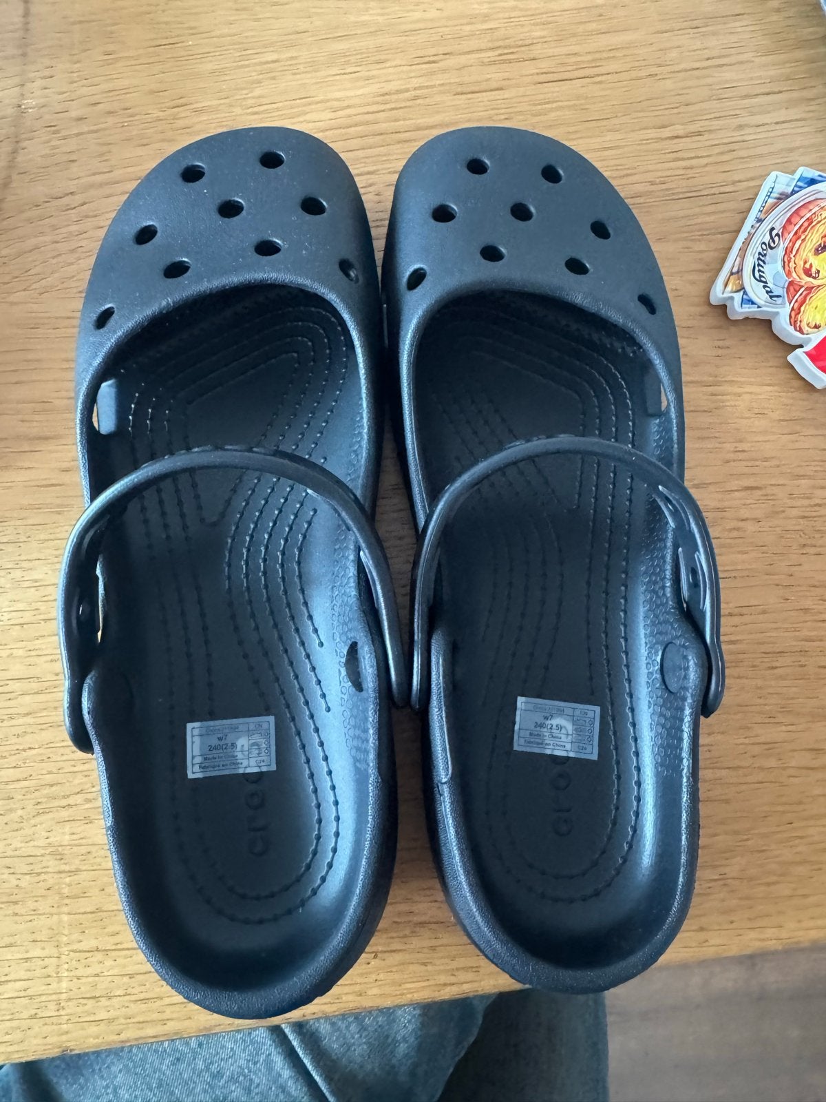 Nieuwe zwarte slippers - Maat W7 (valt klein), Ophalen, Nieuw, Zwart, Slippers