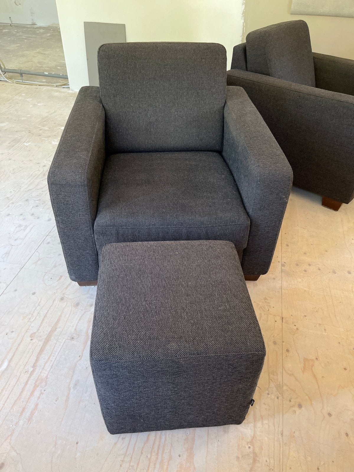 Twee Grote Fauteuils met Twee Bijpassende Poeffen, Ophalen, 75 tot 100 cm, Zo goed als nieuw, 75 tot 100 cm