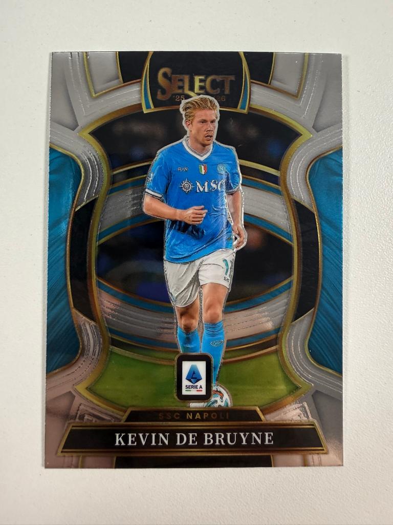 4 Kevin de Bruyne Terrace Select Serie A 2025-26, Ophalen of Verzenden, Nieuw, Buitenlandse clubs, Poster, Plaatje of Sticker