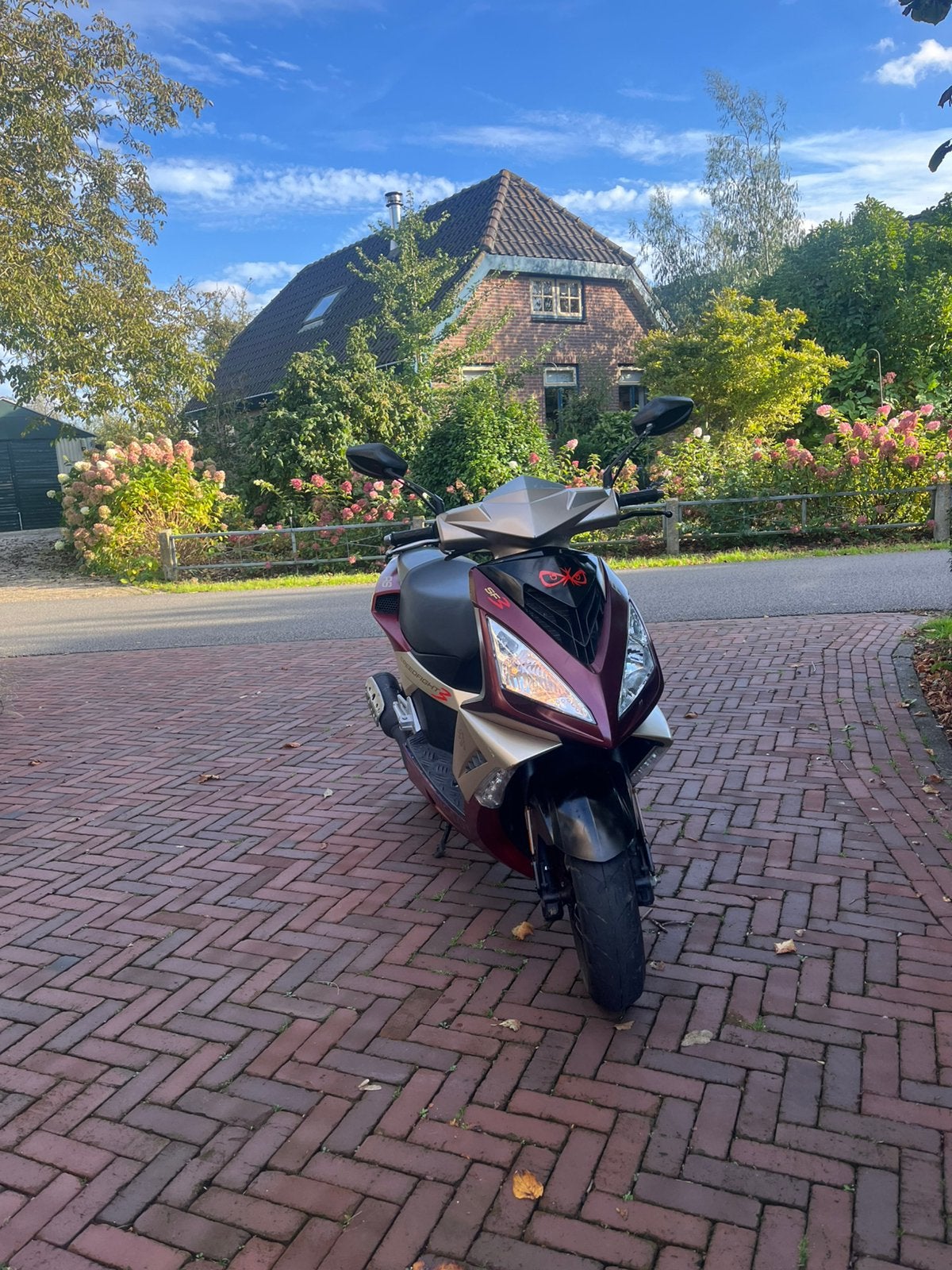 Peugeot speedfight 3 watergekoeld 50 cc 2 takt geel kenteken, Fietsen en Brommers, Ophalen, Tweetakt, Maximaal 45 km/u, Zo goed als nieuw