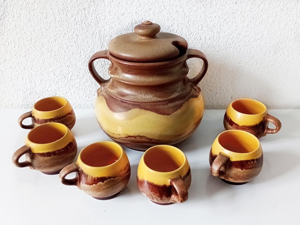 aardewerken schaal met 6 mokken geel bruin, Vintage, Ophalen of Verzenden, Zo goed als nieuw, Aardewerk