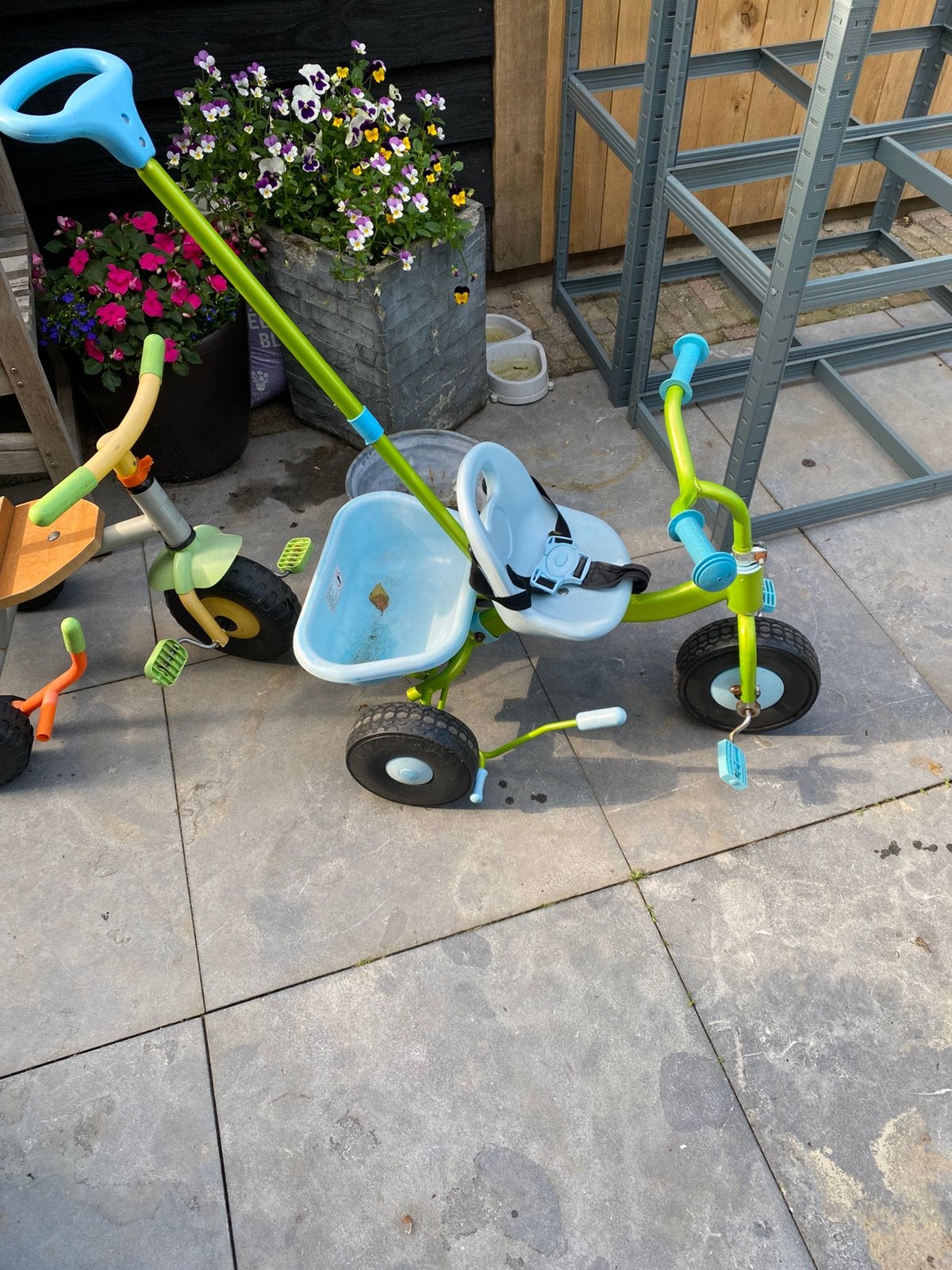 2x peuterfiets met duw stang driewieler, Ophalen, Zo goed als nieuw