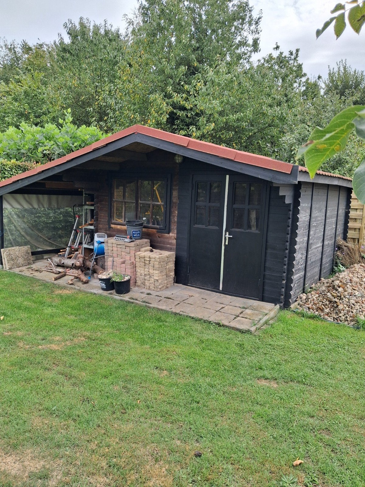 Ruime houten tuinhuisje met overkapping en ramen en deuren, Tuin en Terras, Ophalen, 250 tot 500 cm, Blokhut, 2 ramen