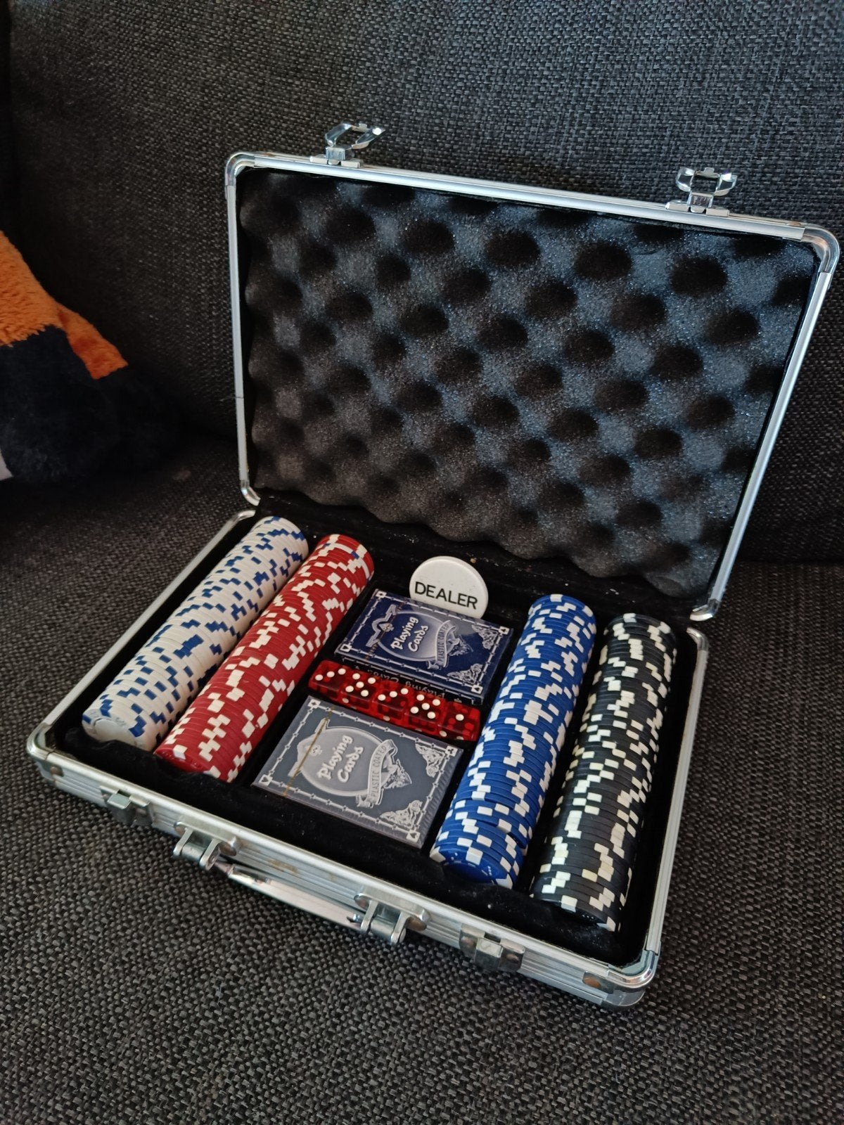 Aluminium poker koffer met fiches en gesealde kaarten, Hobby en Vrije tijd, Gezelschapsspellen | Kaartspellen, Vijf spelers of meer