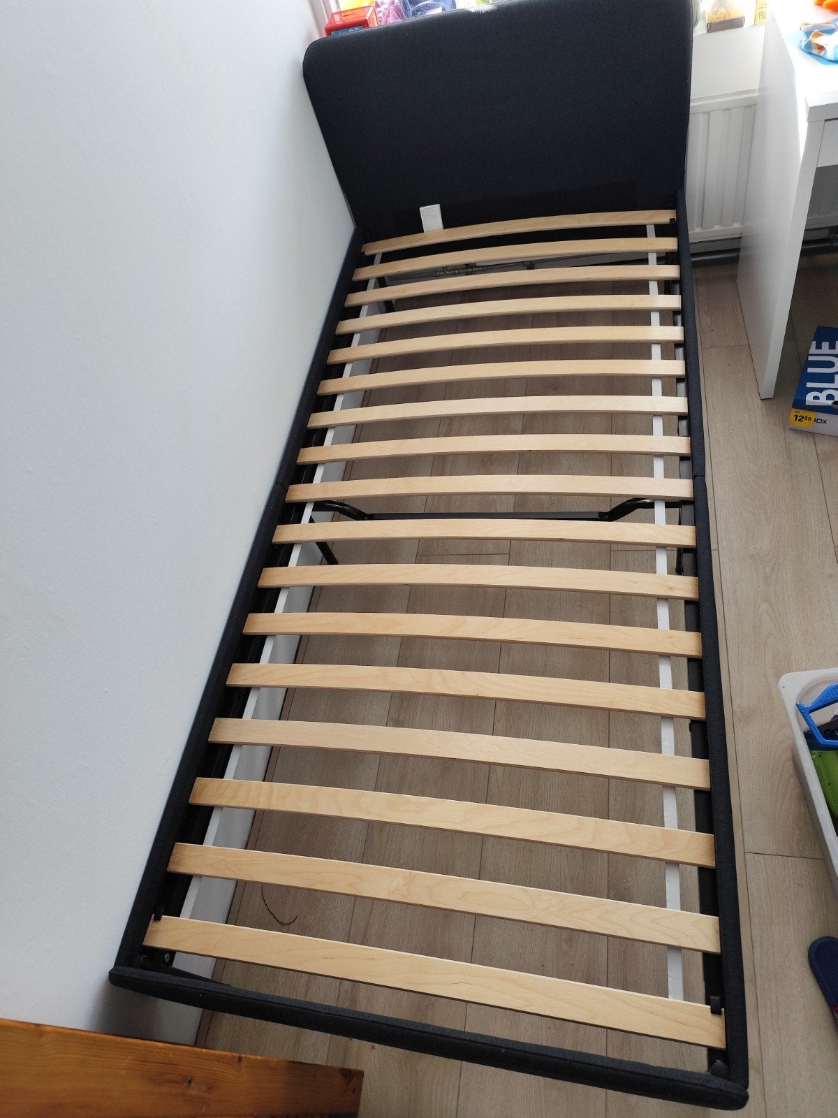 IKEA SLATTUM Eenpersoonsbed 90x200 cm - Zo goed als, 90 cm, Eenpersoons, Ophalen of Verzenden, Zo goed als nieuw