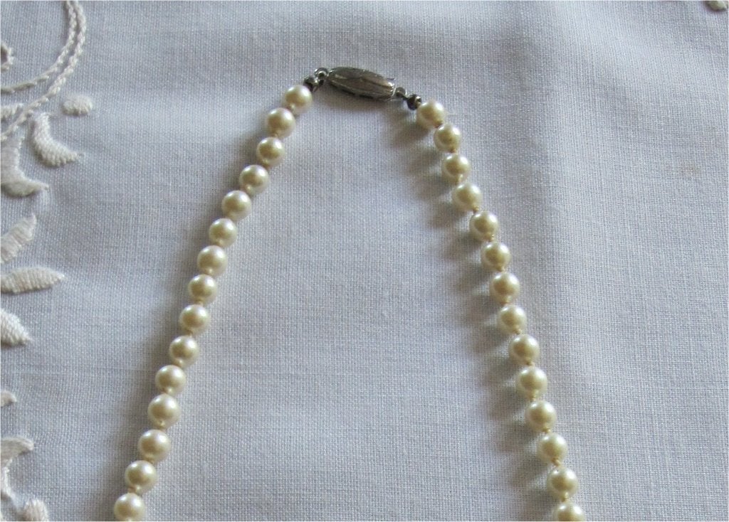 Vintage parelketting, geknoopt, zilveren (gemerkt) slotje, Ophalen of Verzenden, Zo goed als nieuw, Wit, Overige materialen
