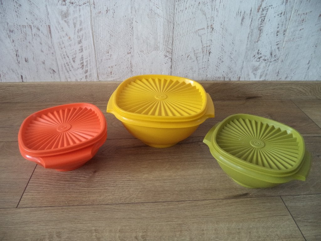 Vintage Tupperware kommen met sterdeksel, Huis en Inrichting, Gebruikt, Met deksel, Oranje, Ophalen of Verzenden