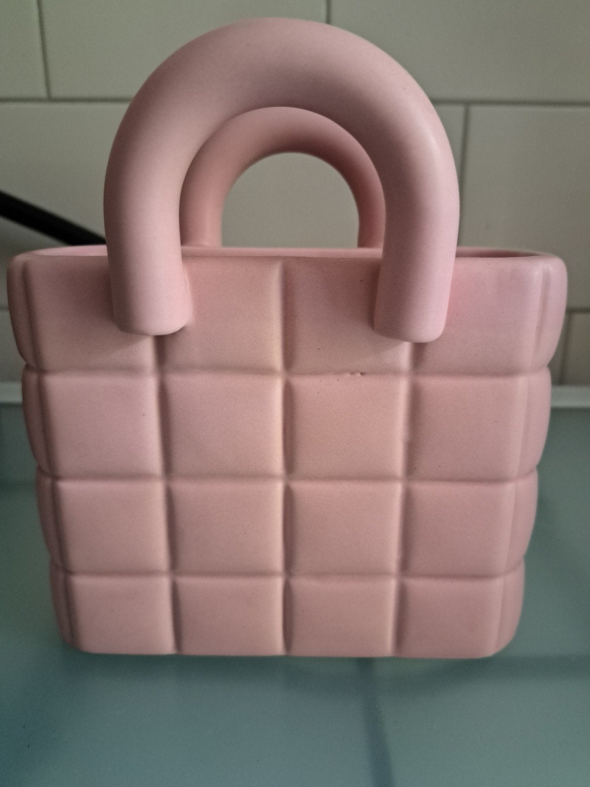Roze keramische vaas in tasvorm - Uniek design, Huis en Inrichting, Woonaccessoires | Vazen, Met patroon/structuur, Ophalen of Verzenden