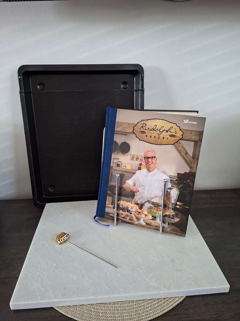 Mooie set Rudolph's bakery boek, marmeren plaat, bakplaat, Ophalen, Zo goed als nieuw, Rudolph van Veen, Taart, Gebak en Desserts