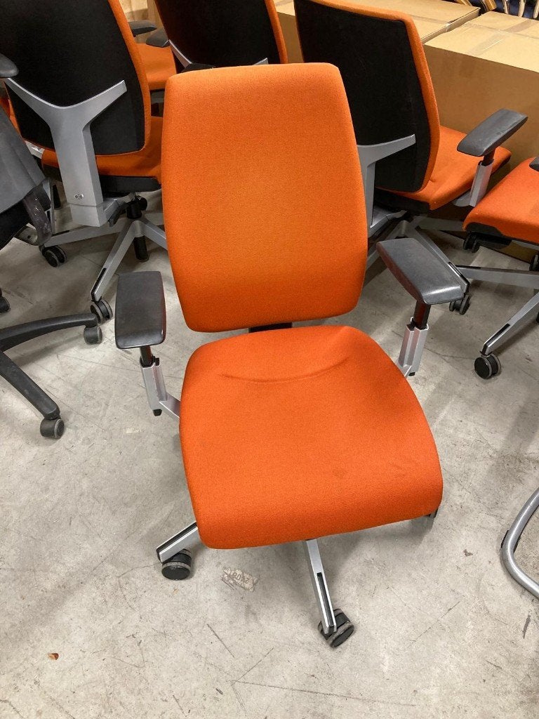 Giroflex 64, 7x oranje 1x blauw, Huis en Inrichting, Gebruikt, Overige kleuren, Ophalen of Verzenden, Bureaustoel