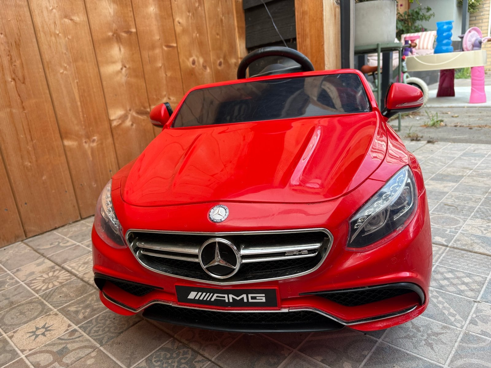 Rode Mercedes-Benz AMG elektrische kinderauto met afstandsbe, Kinderen en Baby's, Ophalen, Gebruikt