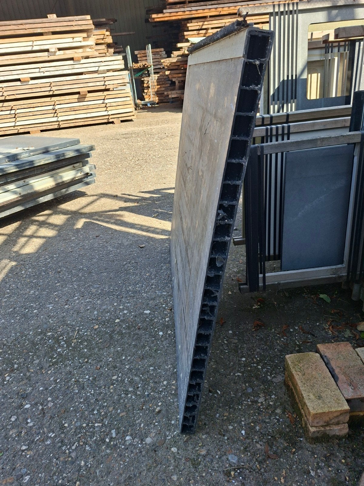 Deur Kunstof, holle raster plaat, Schuifdeur., Kunststof, Gebruikt, 215 cm of meer, Garagedeur