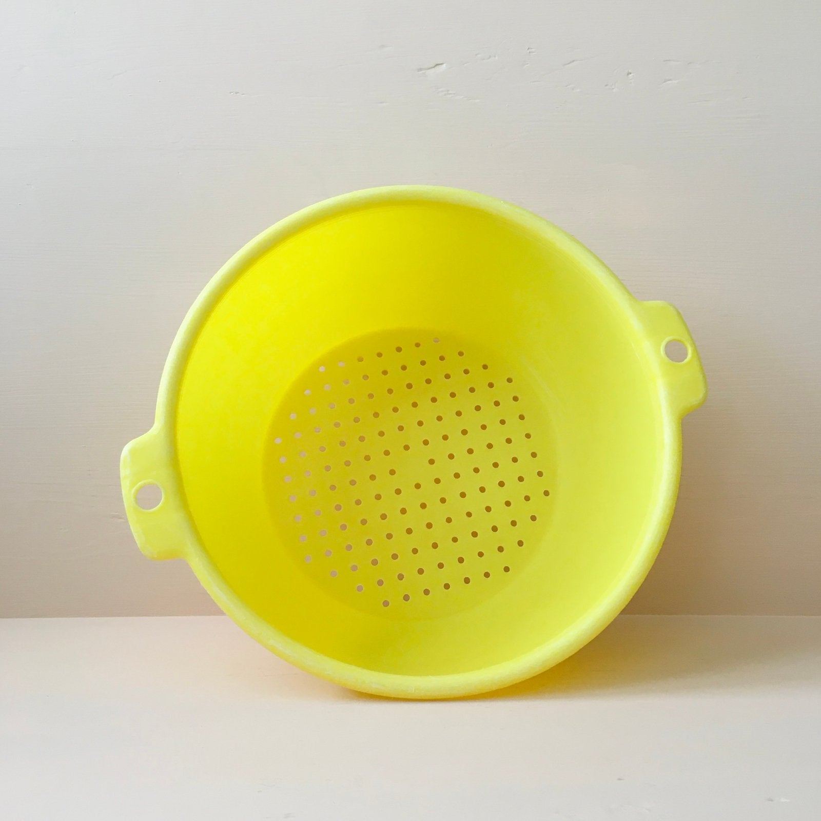 Frans vintage vergiet van geel plastic uit de jaren 60 / 60s, Overige materialen, Ophalen of Verzenden, Overige stijlen, Schaal of Schalen