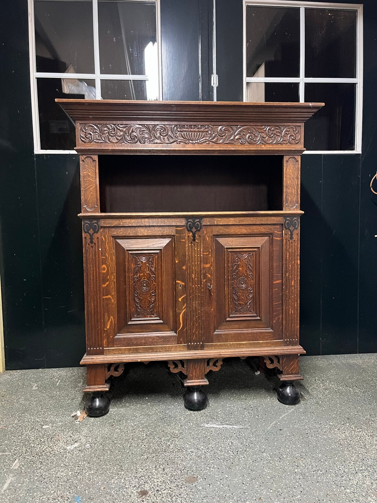 Antieke Mechelse kast met houtsnijwerk, Ophalen of Verzenden