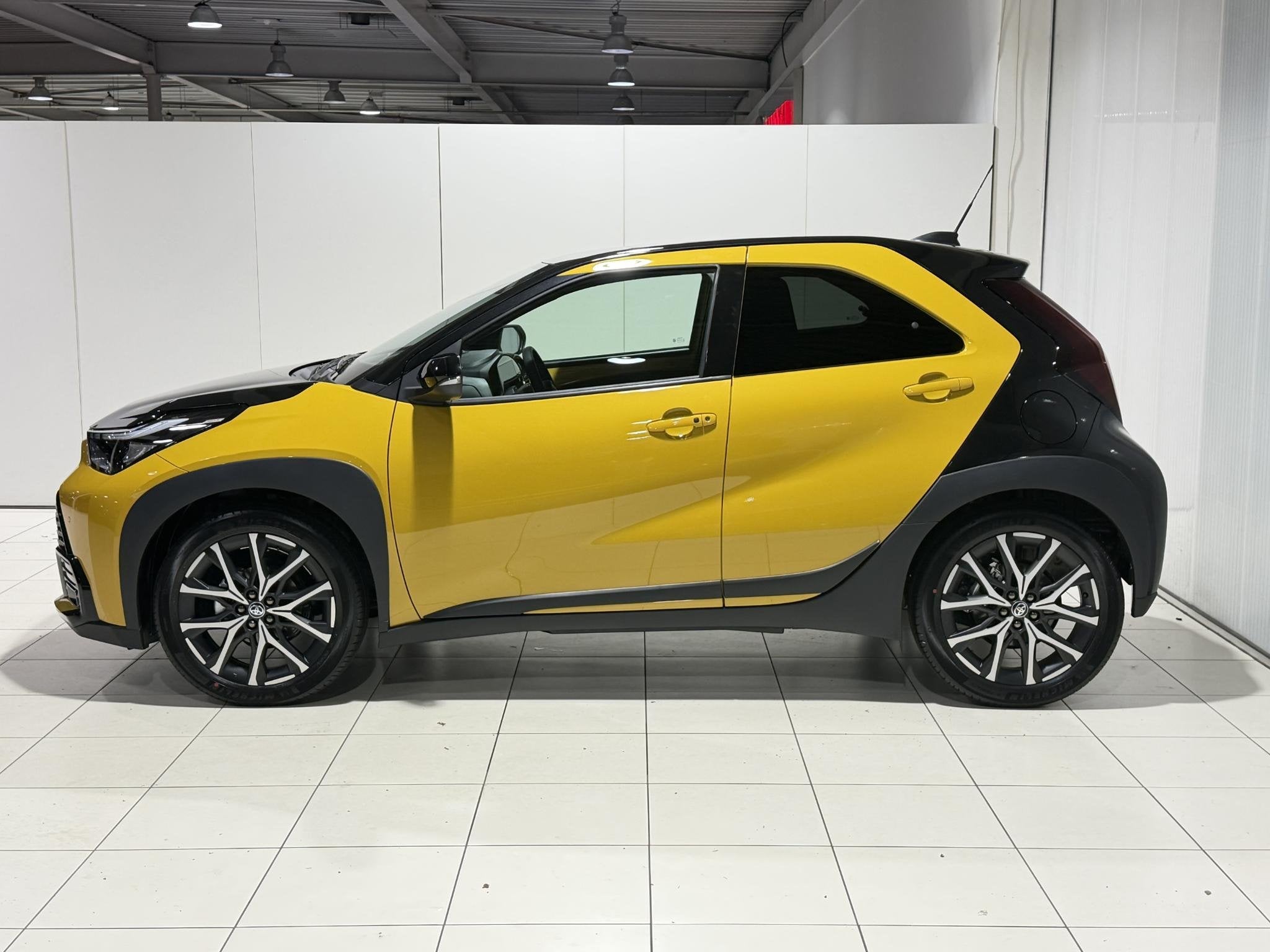 Toyota Aygo X Hybrid 115 GR Sport JBL-AUDIO , 18'' LM-VELGEN, Dealer onderhouden, Stof, Euro 6, Overige kleuren