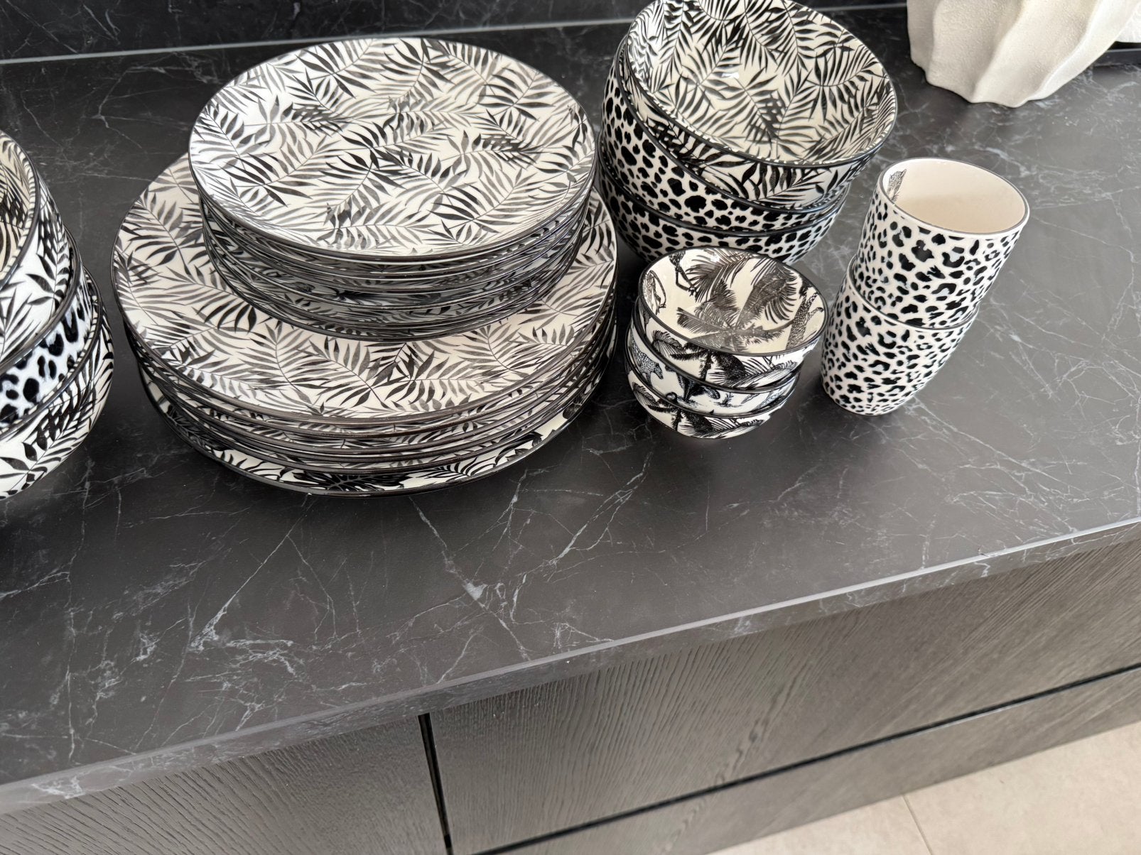 Leuk zwart wit servies, Huis en Inrichting, Ophalen, Zo goed als nieuw, Bord(en), Overige stijlen