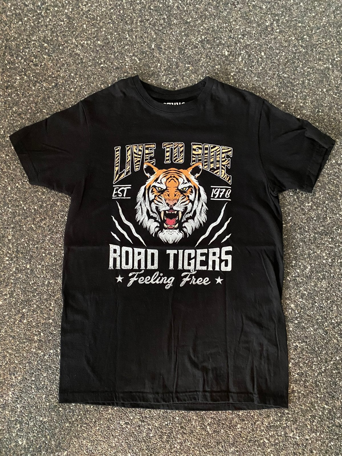 T-shirt van Azuka maat S, Ophalen, Zwart, Zo goed als nieuw, Korte mouw