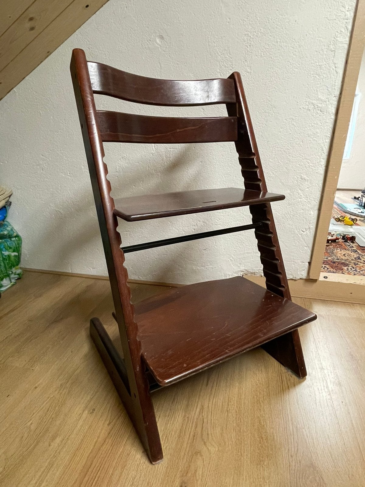 Stokke kinderstoel walnoot (oud model), Ophalen, Zo goed als nieuw, Meegroeistoel