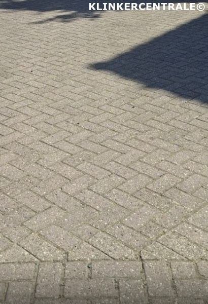 ROOIKORTING 630m2 heidegrijs betonklinkers keiformaat straat