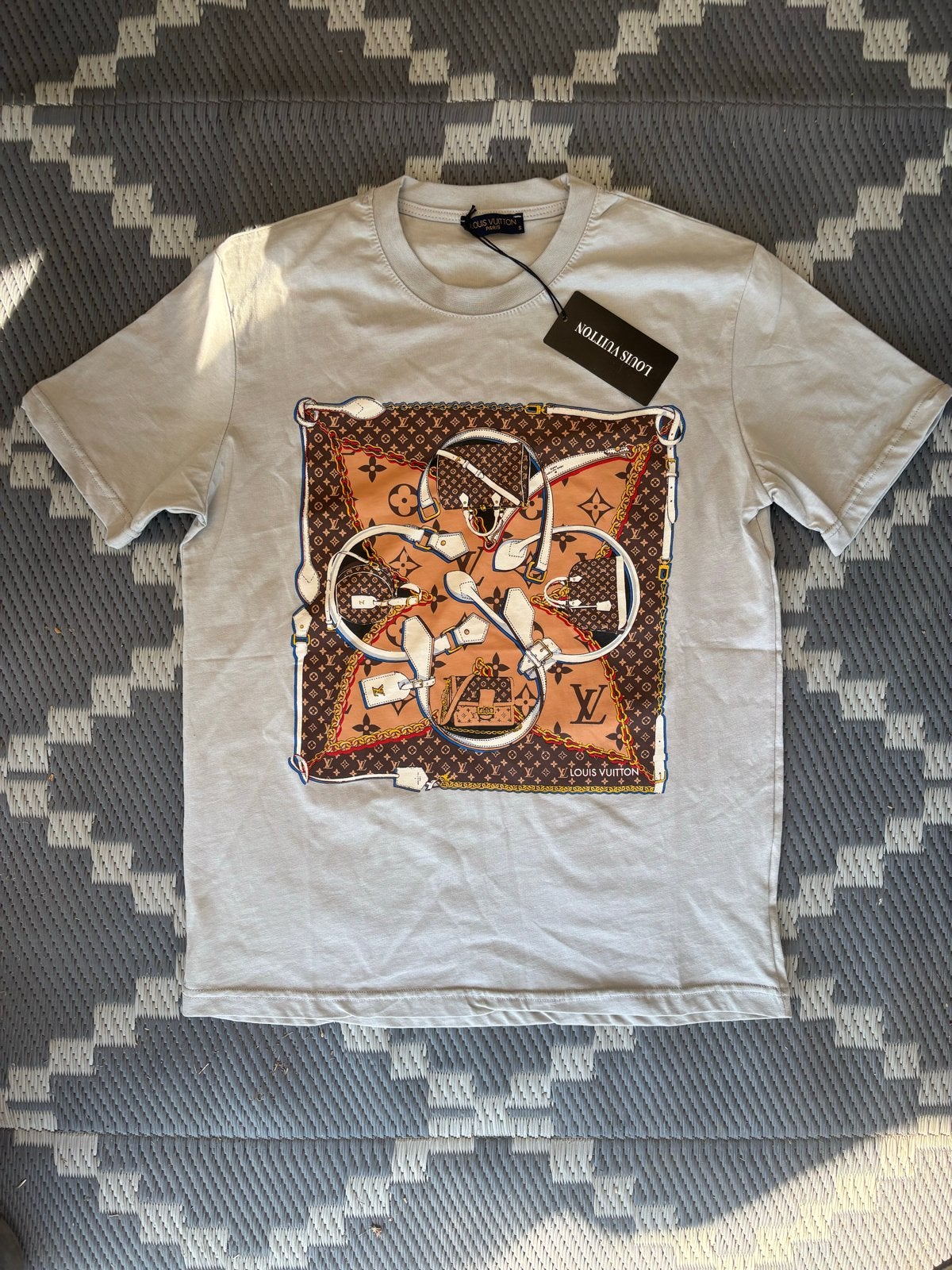 Louis Vuitton T-shirt met print - Maat S €13,95, Kleding | Heren, T-shirts, Verzenden, Nieuw, Maat 46 (S) of kleiner, Beige