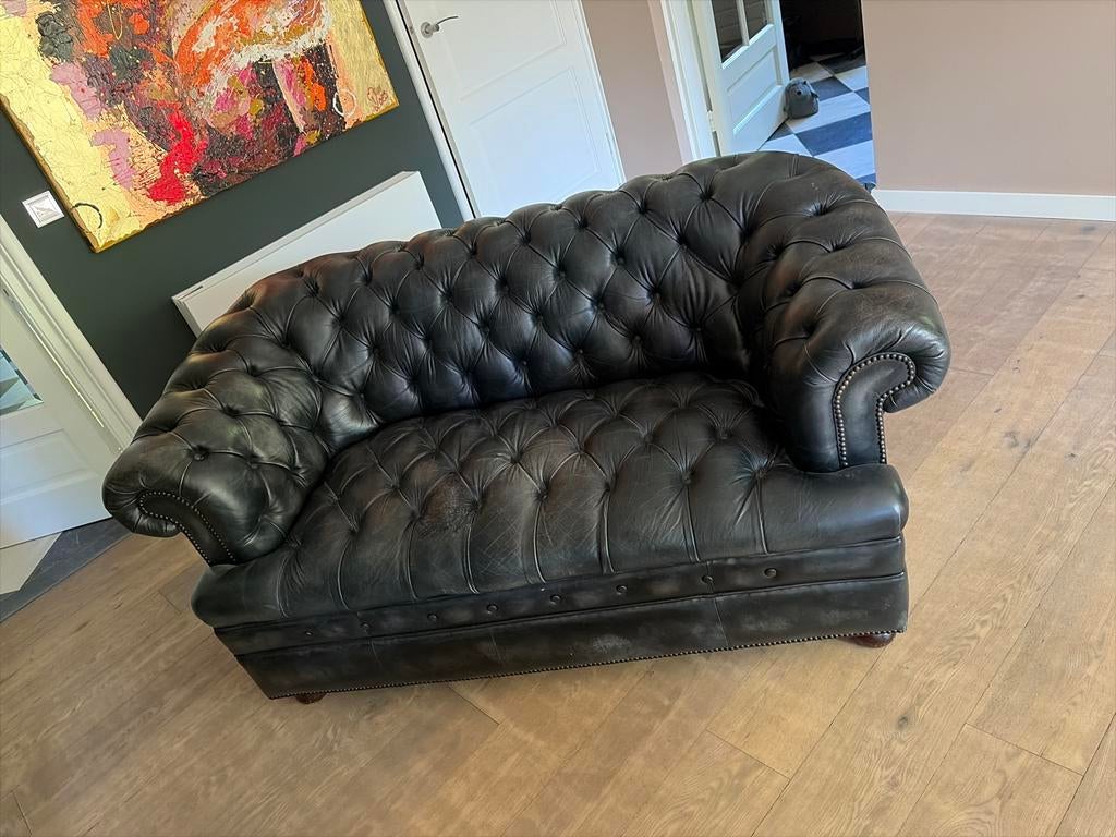 Luxe Chesterfield bankje in heel donkergrijs/blauw leer, Huis en Inrichting, Ophalen, Gebruikt, 150 tot 200 cm, Tweepersoons