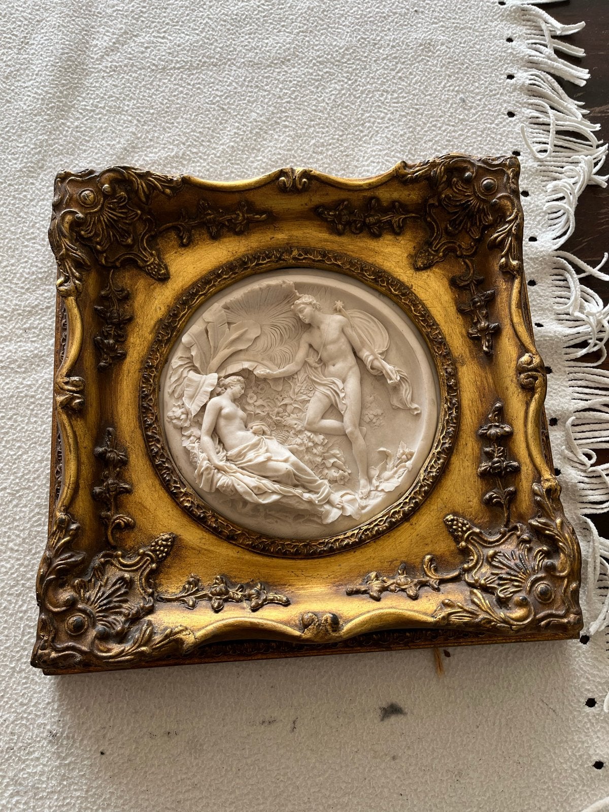 reliëf in vergulde lijst - Klassieke scène, Ophalen of Verzenden