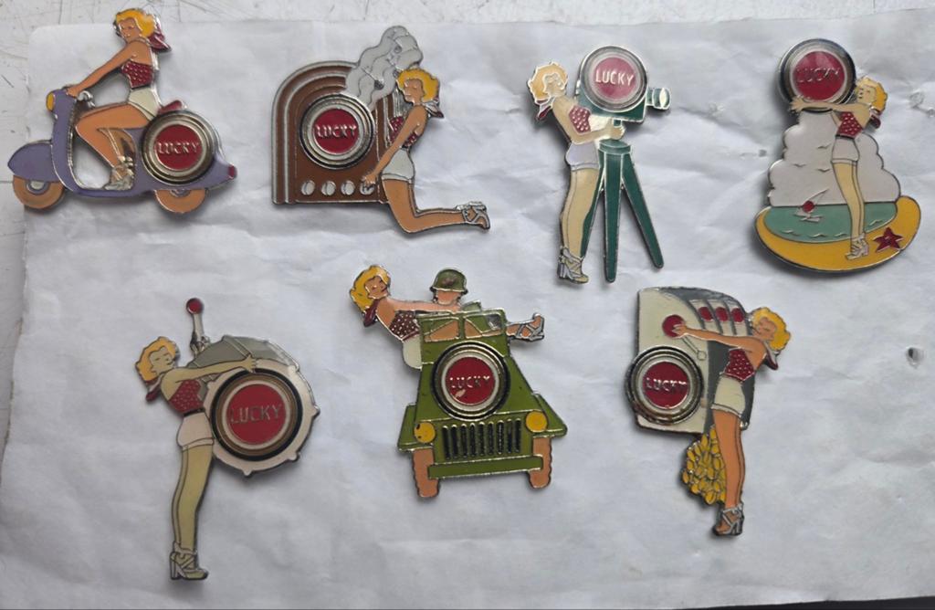 Vintage Lucky Strike Pin-Up Girls Pin x7 (1990's), Ophalen of Verzenden, Gebruikt, Overige onderwerpen, Speldje of Pin