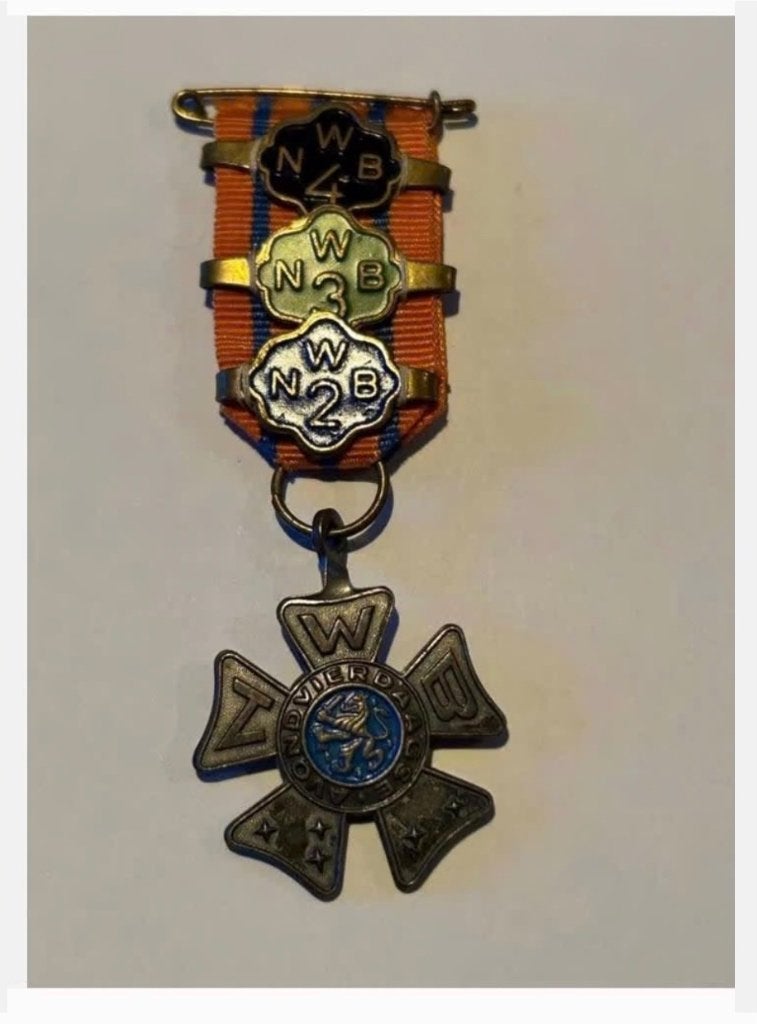 Wandel Vierdaagse Medaille met 2, 3 en 4 jaar speldjes, Ophalen of Verzenden, Overige materialen