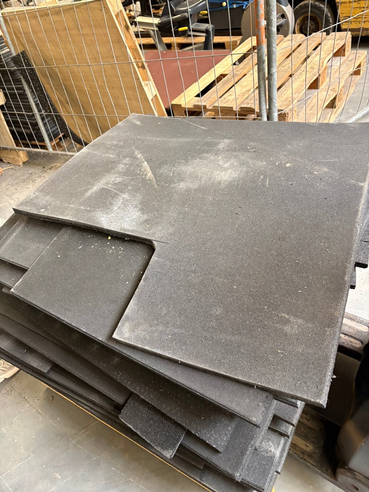 Ongeveer 20 m2 rubberen snij matten delen tegels 2 cm dik, Ophalen, Overige materialen, Gebruikt, 20 tot 50 mm